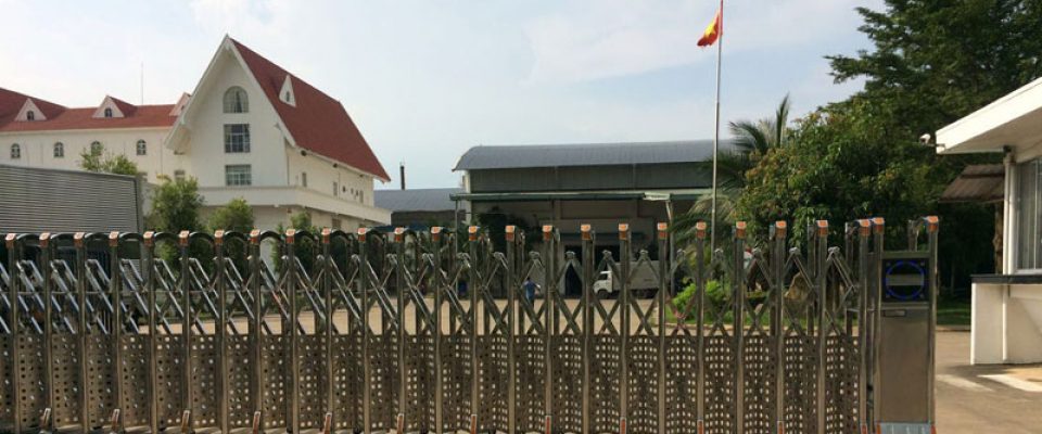 Lắp đặt cửa cổng xếp inox 304 ở Nhơn Trạch Đồng Nai 2017