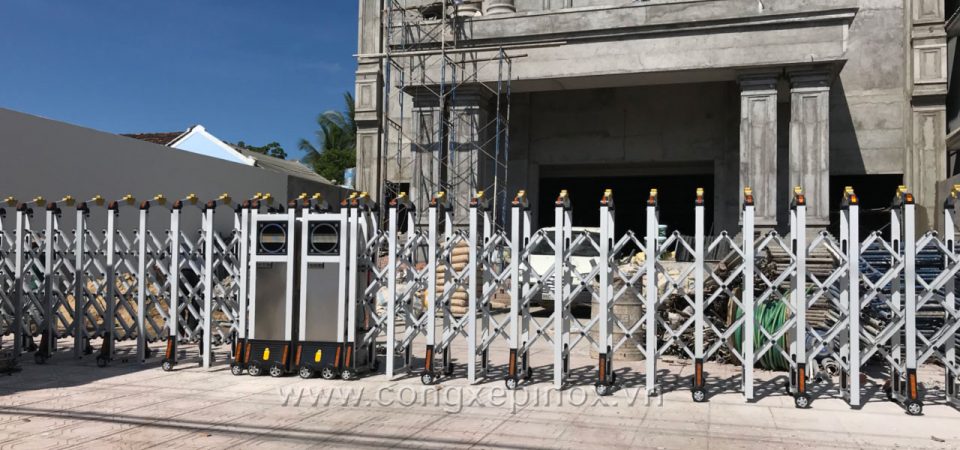 Cửa cổng xếp hợp kim nhôm của nhà hàng Leyna – Bình Thuận