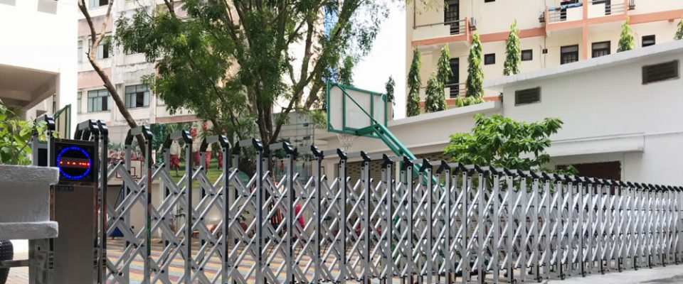 Cửa cổng xếp nhôm xỏ lá inox tại Trường Quốc tế Á Châu